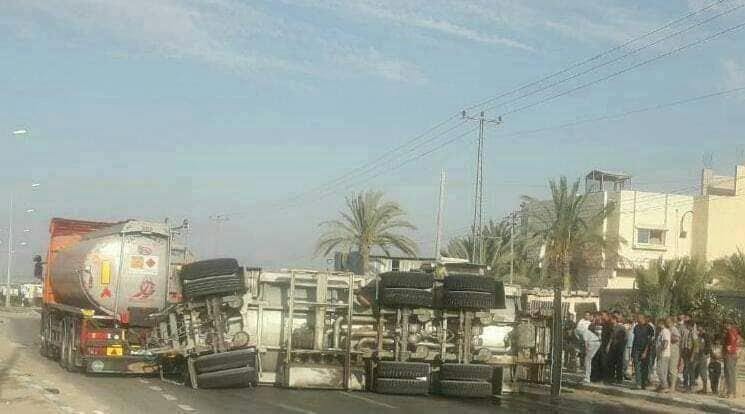 صورة: انقلاب شاحنة لنقل المحروقات على طريق صلاح الدين شرق مدينة رفح