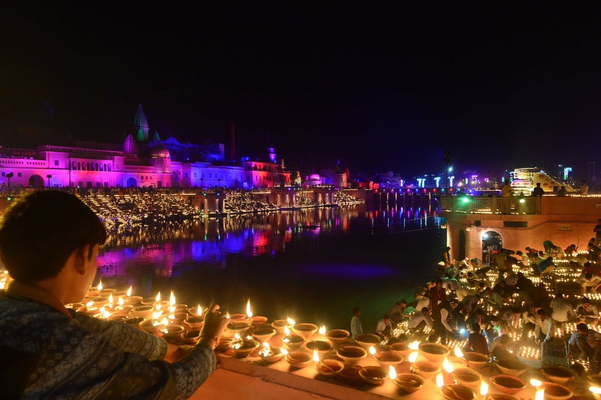 بالصور: المصابيح الزيتية تسجل مدينة "هندية" في "غينيس" للأرقام القياسية