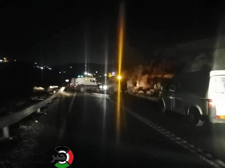 شاهد بالفيديو والصور: الاحتلال يُغلق مفترق "عبده" جنوب الخليل بزعم تفجير جسم مشبوه