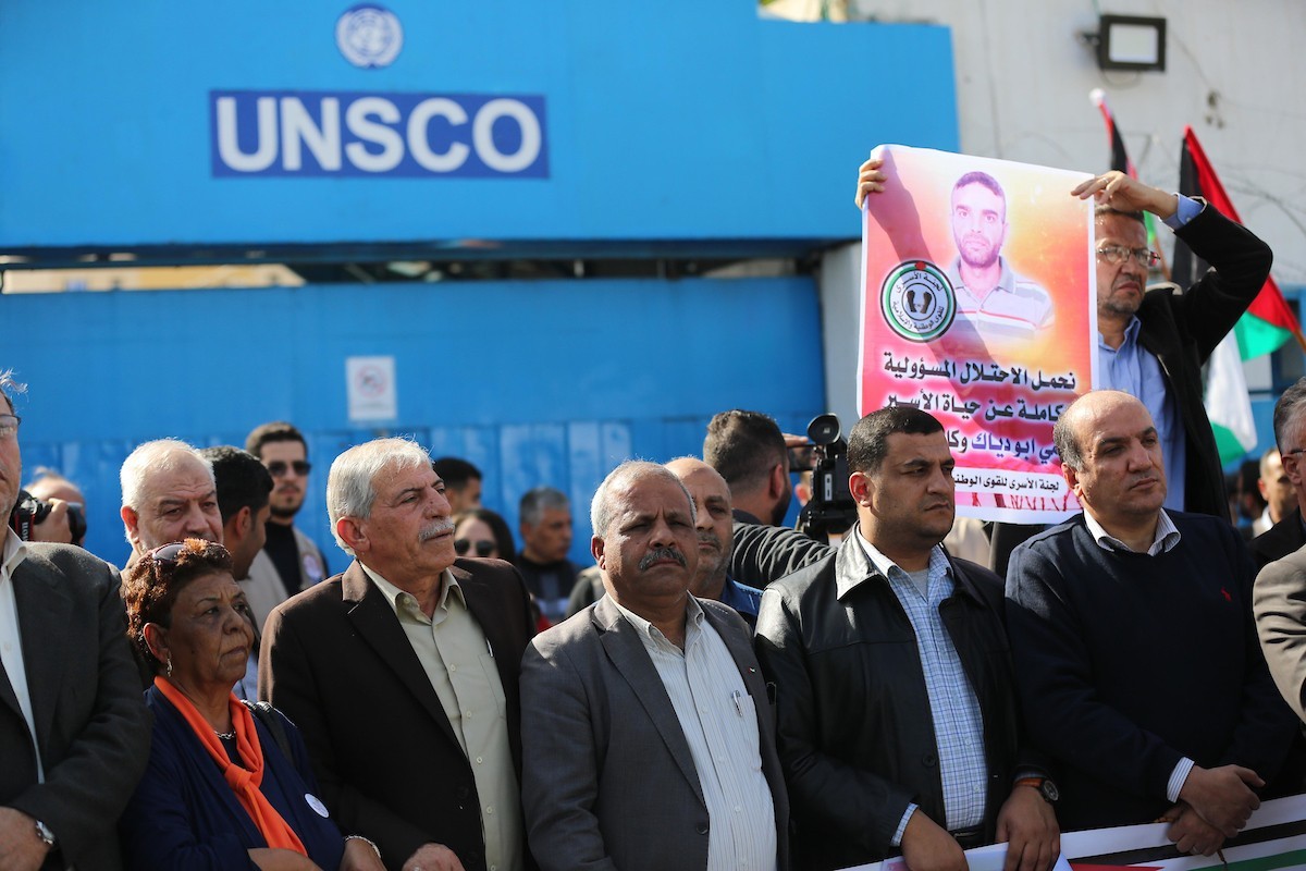 العشرات يشاركون في وقفة احتجاجية بغزة رفضًا لشرعنة الاستيطان