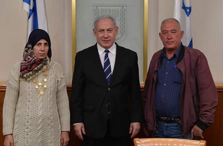نتنياهو يلتقي عائلتي منغستو والسيد ويتعهد بإعادتهما من غزة