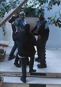 قوات الاحتلال تعتدي على وزير شؤون القدس وتعتقله