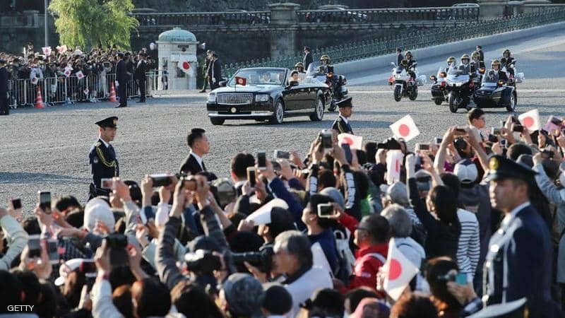 بالصور:  إمبراطور "اليابان" وزوجته يجوبان "طوكيو" بموكب التتويج