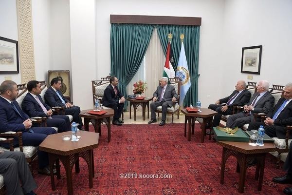 الرئيس محمود عباس يقلد الأمير علي بن الحسين وسام القدس