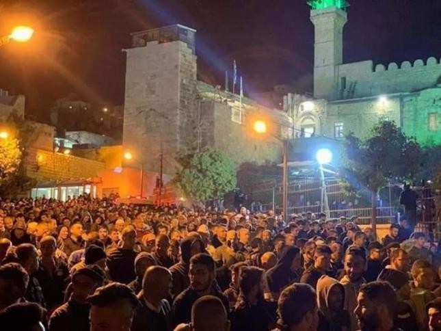 آلاف المواطنين يؤدون صلاة الفجر في الحرم الإبراهيمي