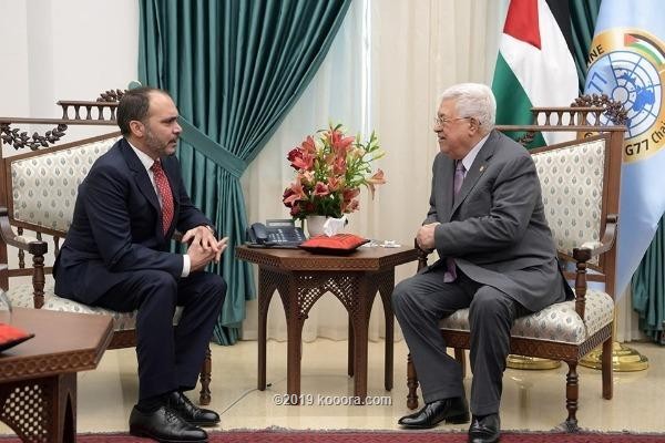 الرئيس محمود عباس يقلد الأمير علي بن الحسين وسام القدس