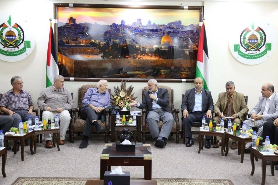 قيادي فلسطيني يكشف تفاصيل ورقة سلّمها الرئيس للفصائل في غزة