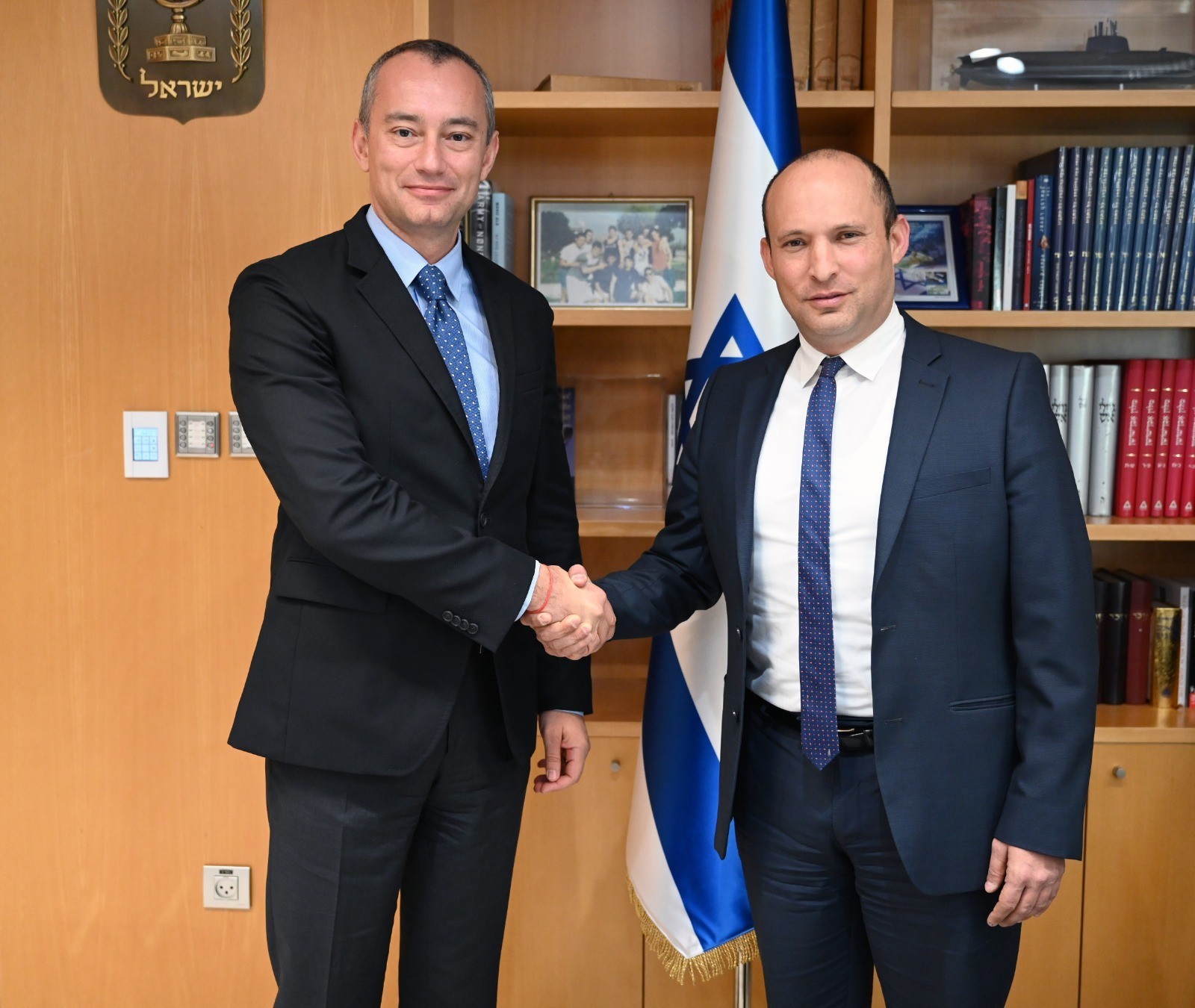 وزير الأمن الإسرائيلي يلتقي ملادينوف لبحث الأوضاع الأمنية في غزّة والشمال
