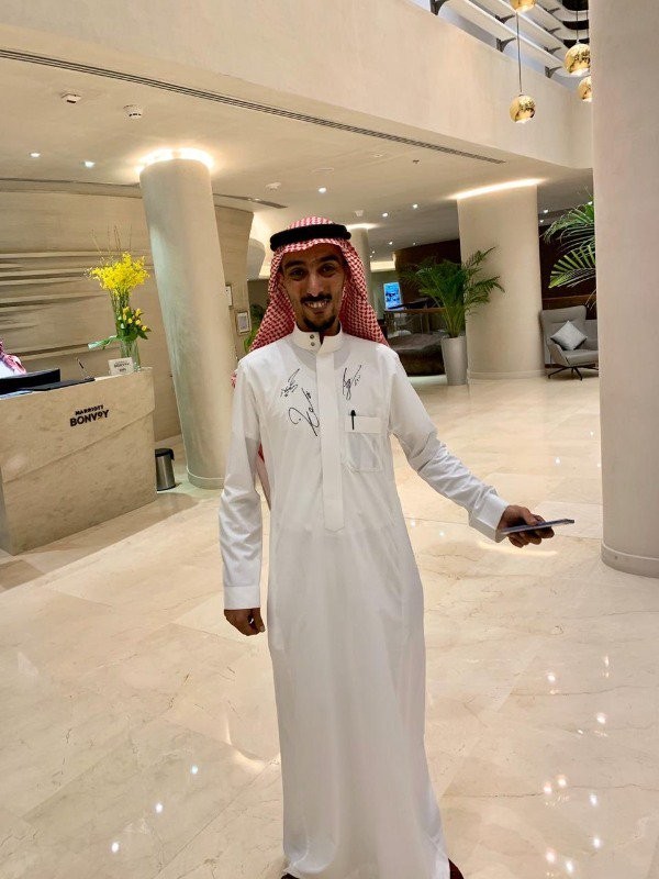 ميسي يوقع لمواطن سعودي على ثوبه