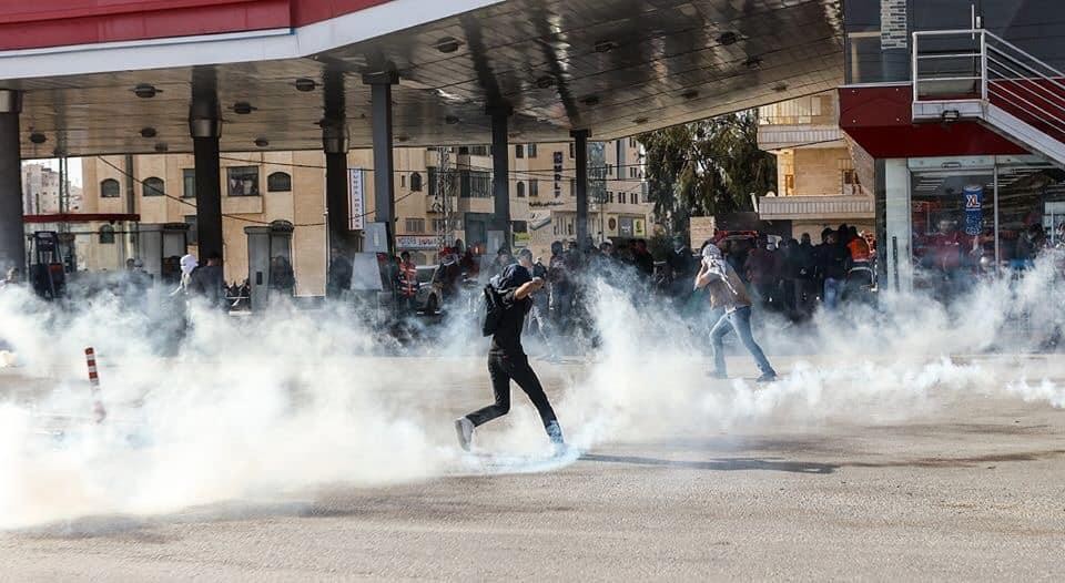 شاهد: عدسة وكالة خبر ترصد مواجهات الشبان مع قوات الاحتلال قرب حاجز "بيت إيل"