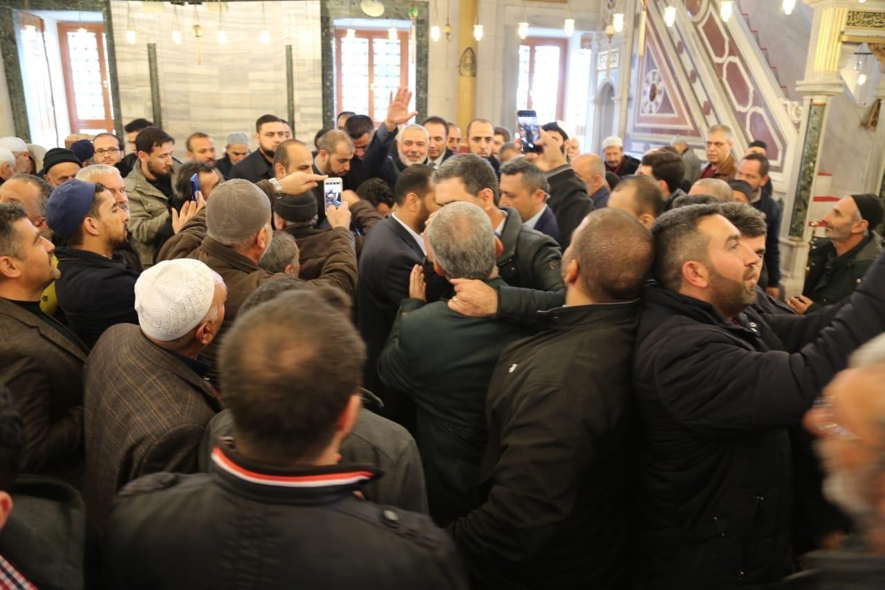 شاهد: هنية يؤدي صلاة الجمعة بمسجد الفاتح في اسطنبول