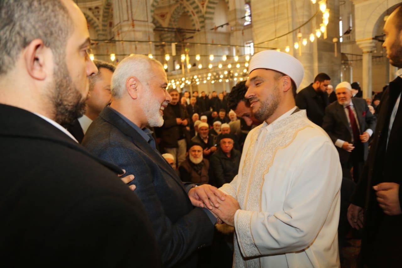 شاهد: هنية يؤدي صلاة الجمعة بمسجد الفاتح في اسطنبول