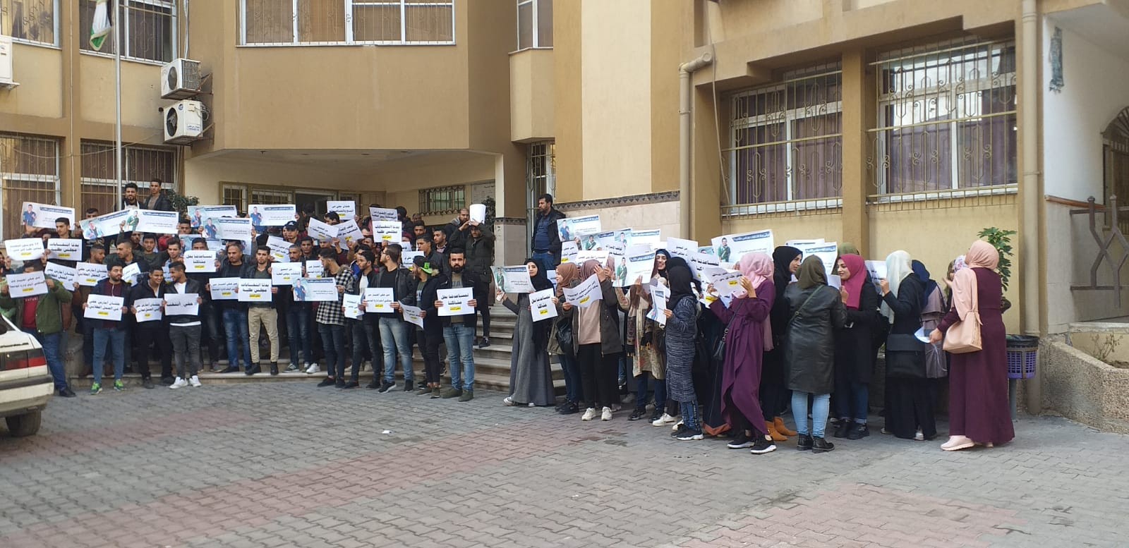بالصور: اعتصام داخل جامعة الأزهر بغزة للمطالبة بإجراء انتخابات مجلس الطلبة