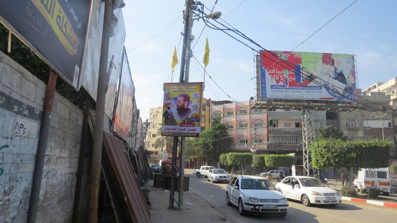 شاهد: جناح "فتح" العسكري يُدشن لافتات بصور شهداءه في شوارع غزة