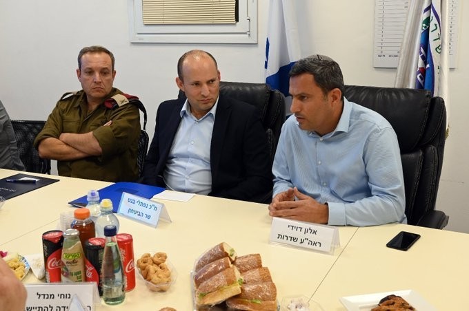 بالصور: وزير الجيش الإسرائيلي يوجه تهديدًا جديدًا لغزّة