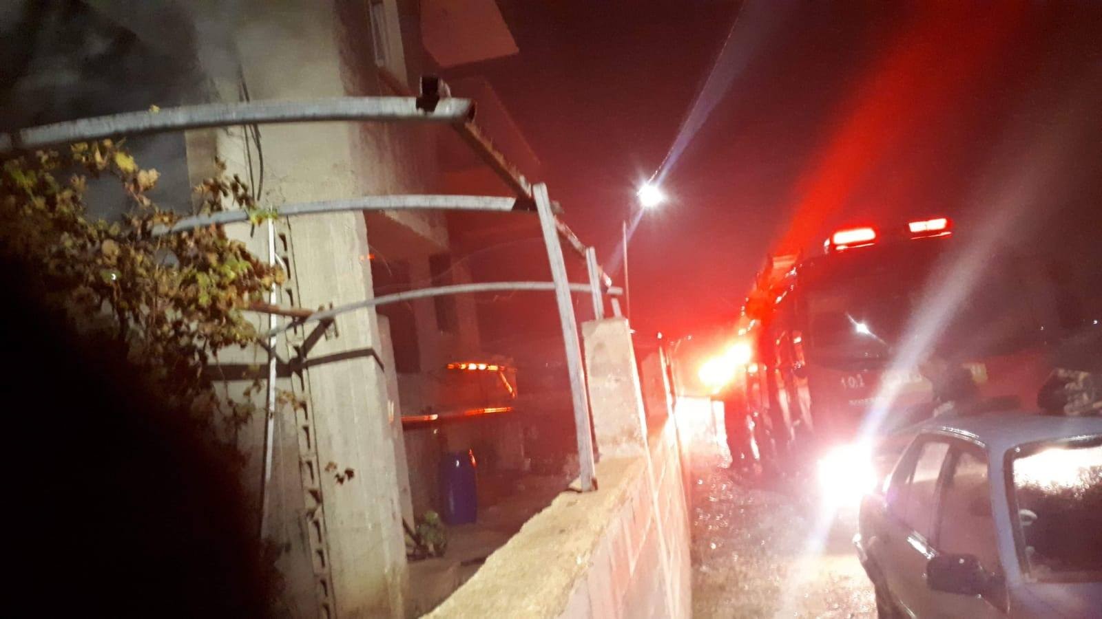 بالصور: إصابة سيدة بالاختناق إثر حريق نشب في منزلها جنوب جنين