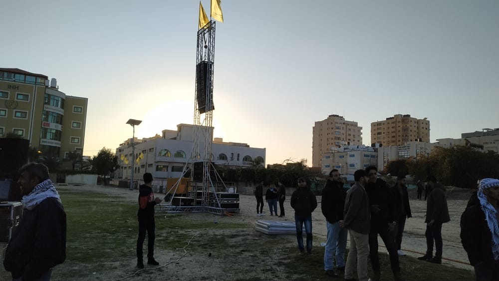شاهد: بدء التحضير لمهرجان إحياء ذكرى انطلاق "فتح" في ساحة الكتيبة بغزة غداً