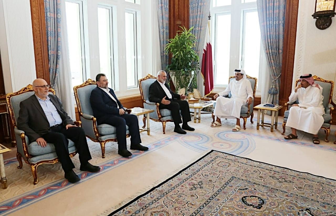 تفاصيل لقاء وفد من قيادة حركة "حماس" مع أمير قطر في الدوحة