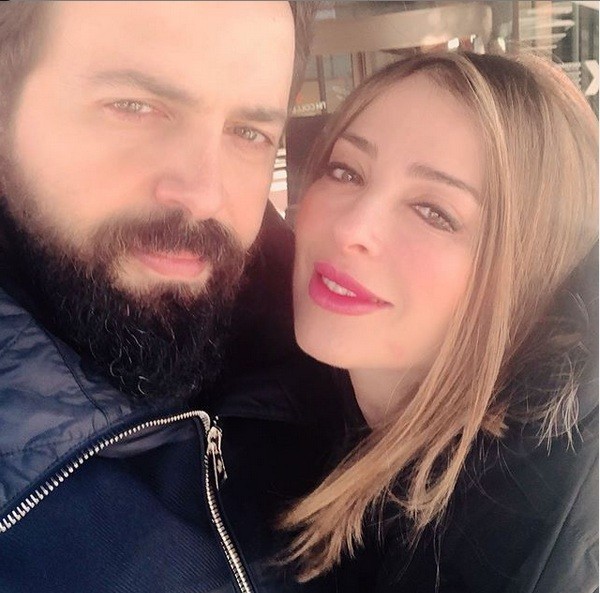 صورة: النجمة "وفاء الكيلاني" بإطلالة رومانسية مع زوجها الممثل "تيم حسن"
