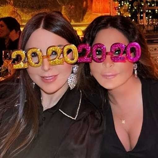 بالصور: النجمة اللبنانية "إليسا" تستقبل العام الجديد مع شقيقتها
