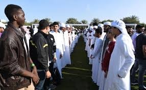 بالفيديو والصور: الإمارات تدخل "موسوعة غينيس" بأطول سلسلة تصافح بالأيدي