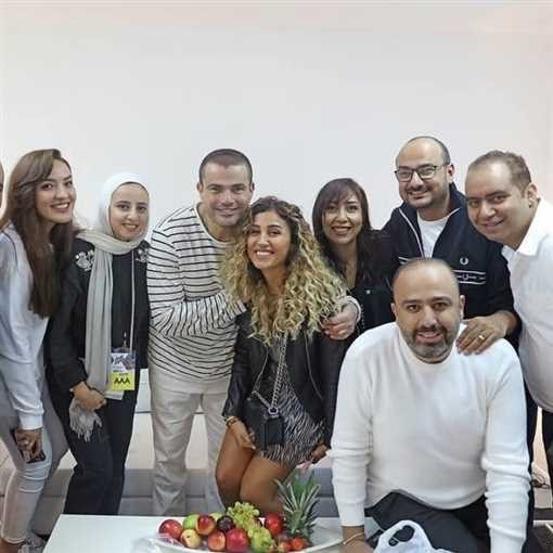شاهدوا: بفستان قصير.. الممثلة "دينا الشربيني" ترافق النجم "عمرو دياب" في دبي
