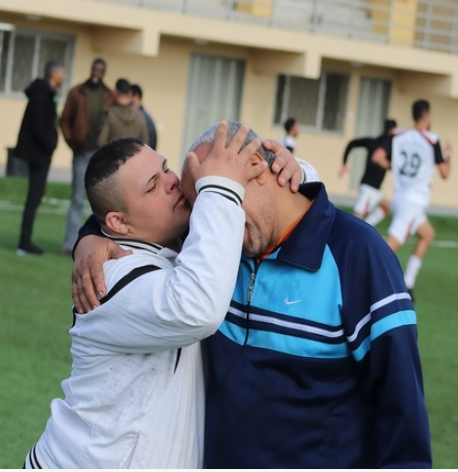 بالصور : ( يحصل في غزة ) اب و ابنه يتنافسان في مباراة واحدة