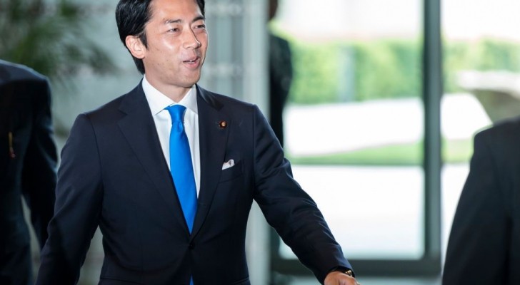 بالصور: لأول مرة.. "وزير ياباني" في إجازة رعاية الرضيع