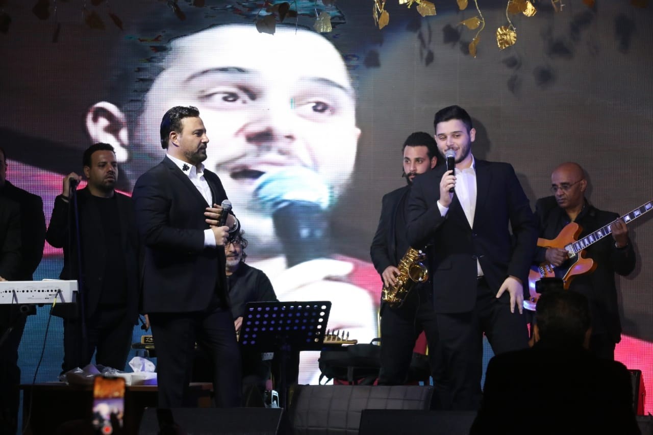 بالفيديو والصور: نجل  الفنان اللبناني "عاصي الحلاني" يشاركه حفل رأس السنة لأول مرة!
