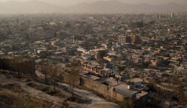 بالصور:  قصة ملهمة "أب أفغاني" يسافر 12 كيلو يوميا لنقل "بناته" إلى المدرسة لهدف سام