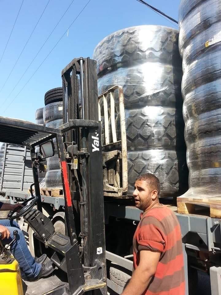 شاهد: وصول شاحنات محملة بإطارات السيارات الجديدة إلى غزة عبر معبر"أبو سالم"