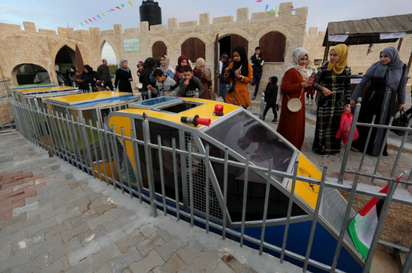 شاهد: مدينة أصداء "الترفيهية" تفتتح أول قطار معلق في قطاع غزة