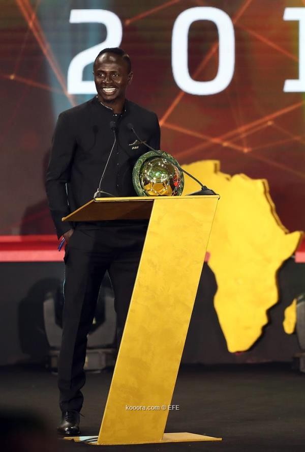 ماني يهزم صلاح ومحرز ويتوج بجائزة الأفضل في إفريقيا