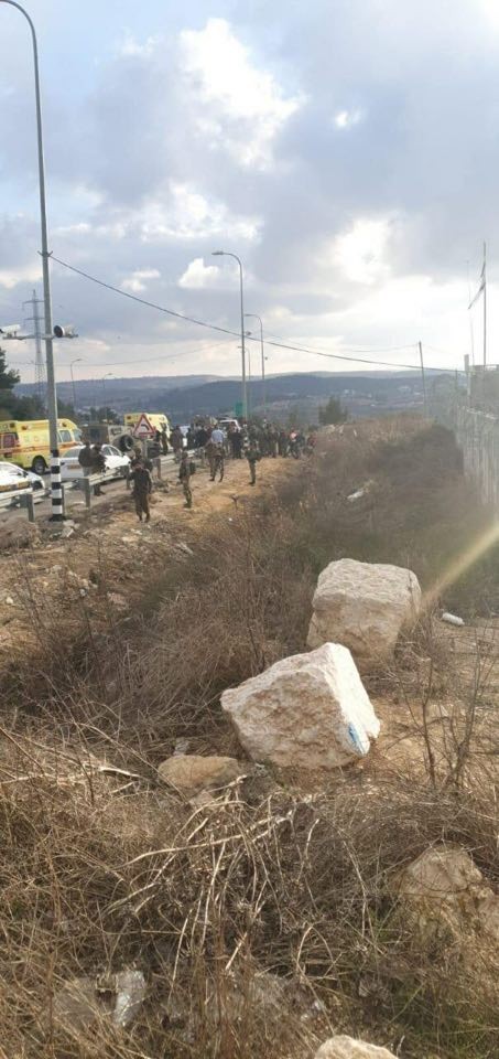 الاحتلال يصيب مواطنًا بزعم محاولة تنفيذ عملية طعن قرب "غوش عتصيون"