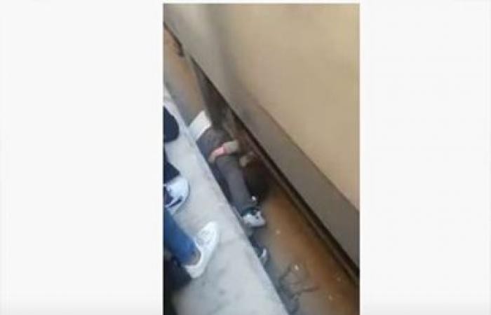 بالفيديو والصور:  مصري ينقذ ابنته من "الموت" تحت عجلات القطار