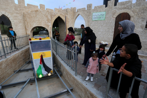 شاهد: مدينة أصداء "الترفيهية" تفتتح أول قطار معلق في قطاع غزة