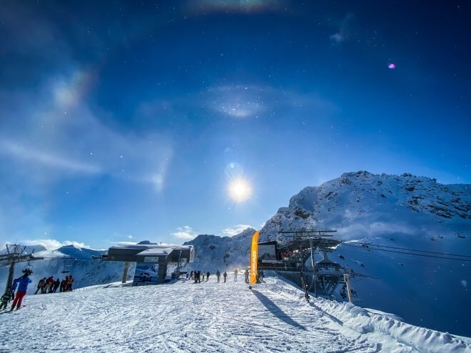 بالصور: فاتنة لـ"هالة جليدية" تطوق الشمس فوق "جبال الألب" السويسرية