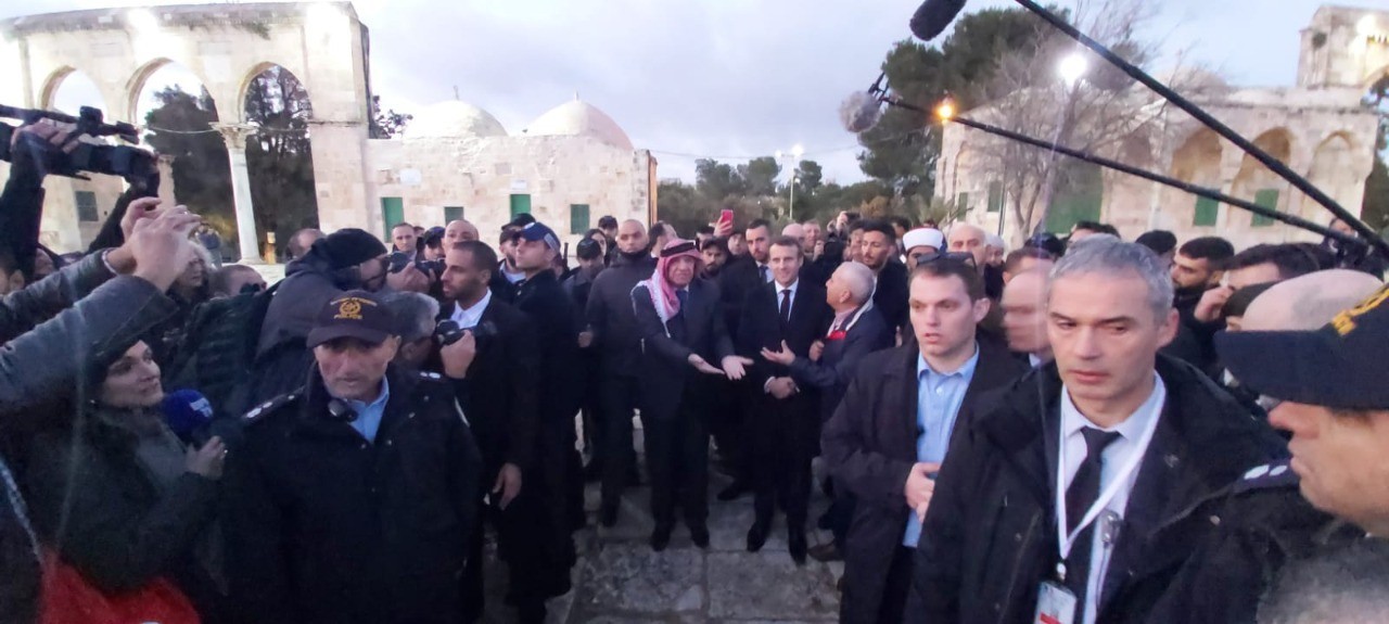 شاهد: ماكرون يطرد عناصر الشرطة الإسرائيلية من كنيسة بالقدس