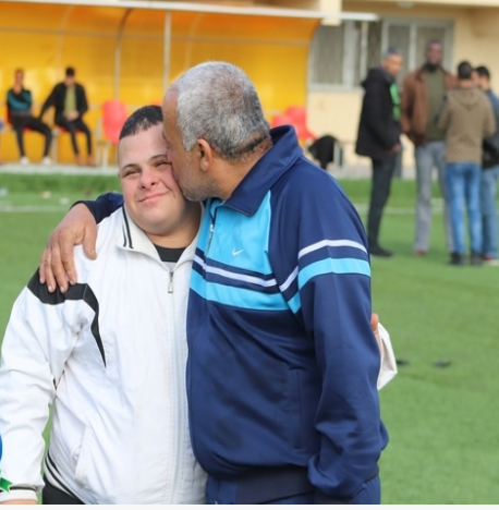 بالصور : ( يحصل في غزة ) اب و ابنه يتنافسان في مباراة واحدة