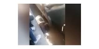 بالفيديو والصور:  مصري ينقذ ابنته من "الموت" تحت عجلات القطار
