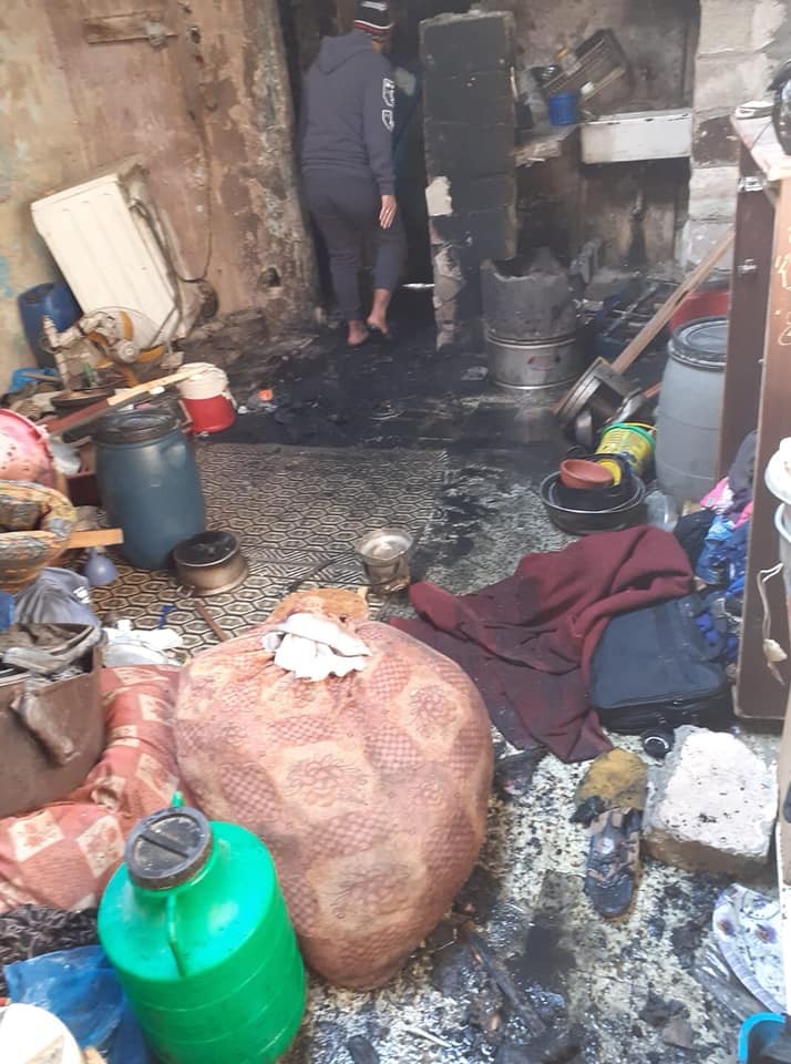 شاهد: مواطن من قطاع غزة يحرق منزله لهذا السبب!