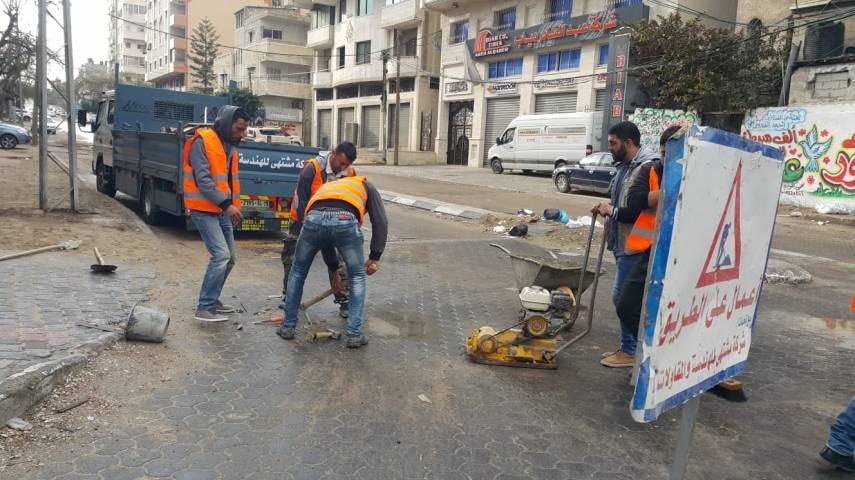 شركة مقاولة تبدأ حملة إصلاحات وصيانة في شوارع غزة