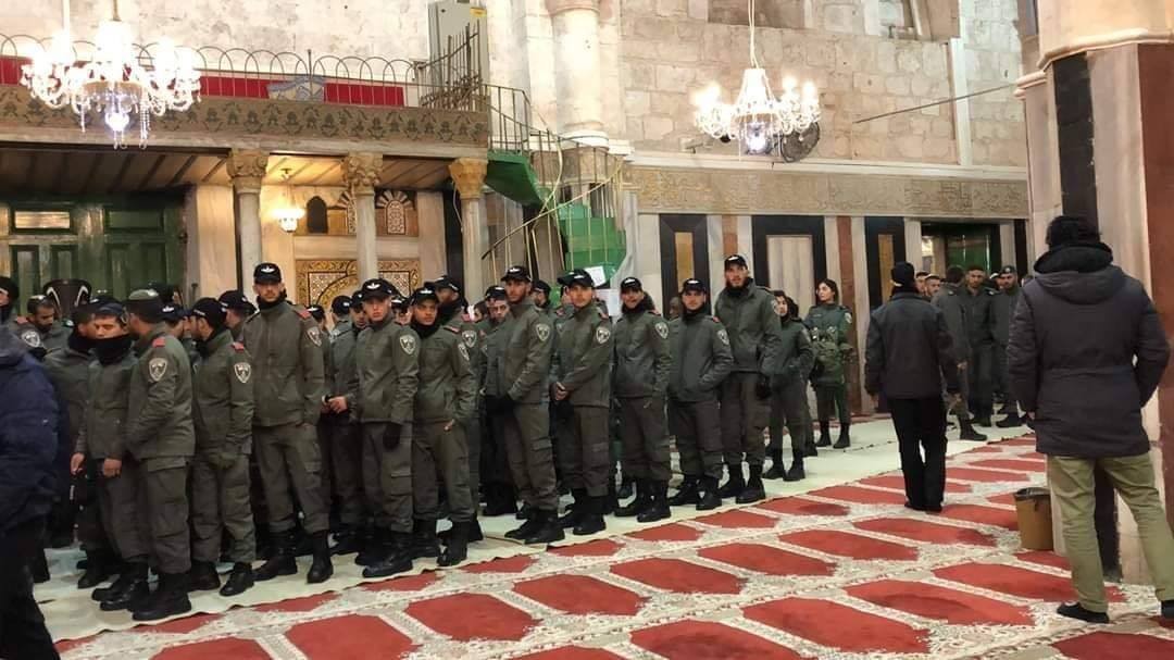 جنود الاحتلال يداهمون الحرم الإبراهيمي باللباس العسكري
