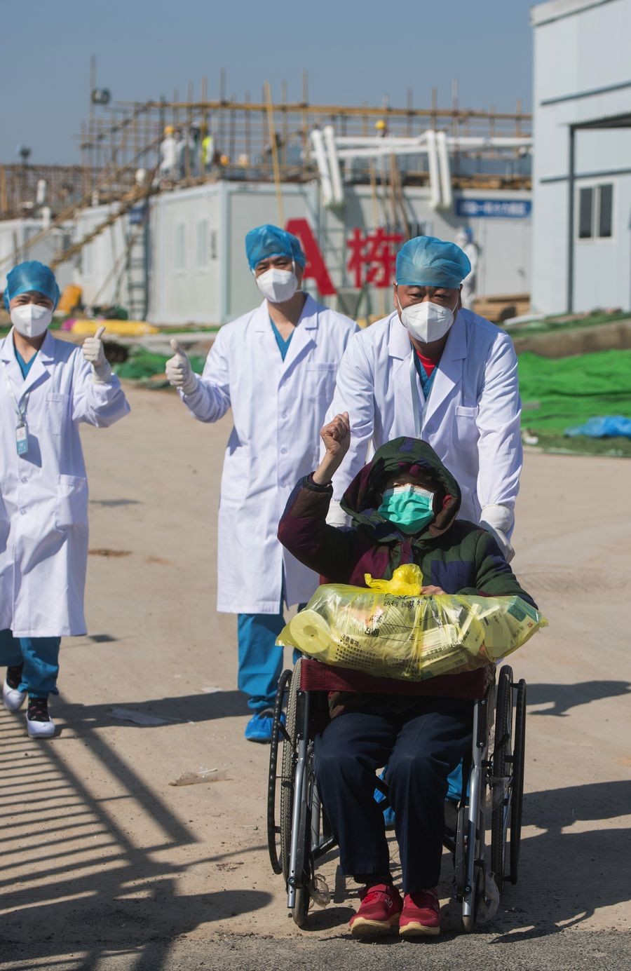 شاهد: مستشفى في "ووهان" يشهد خروج أول حالة إصابة بفيروس كورونا