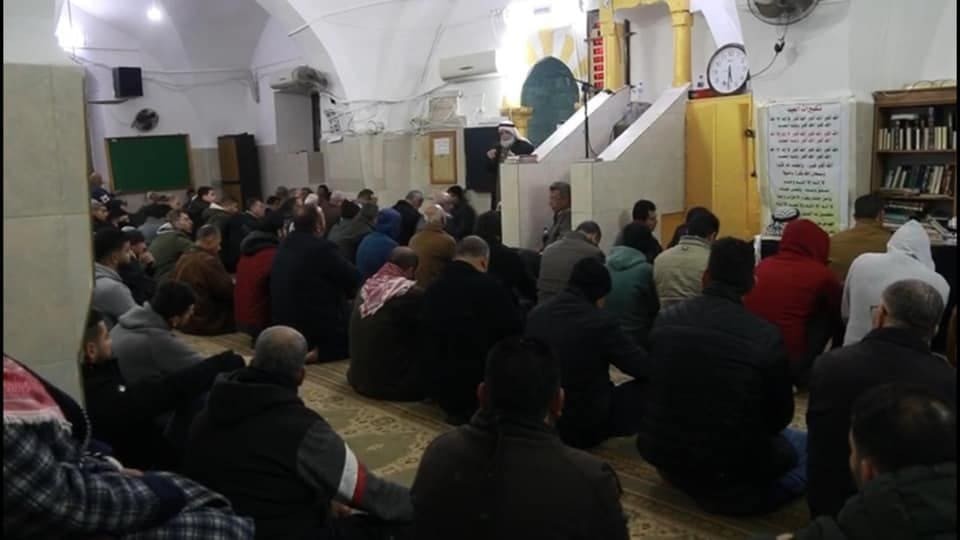 حشود غفيرة تؤدي صلاة الفجر في مساجد فلسطين