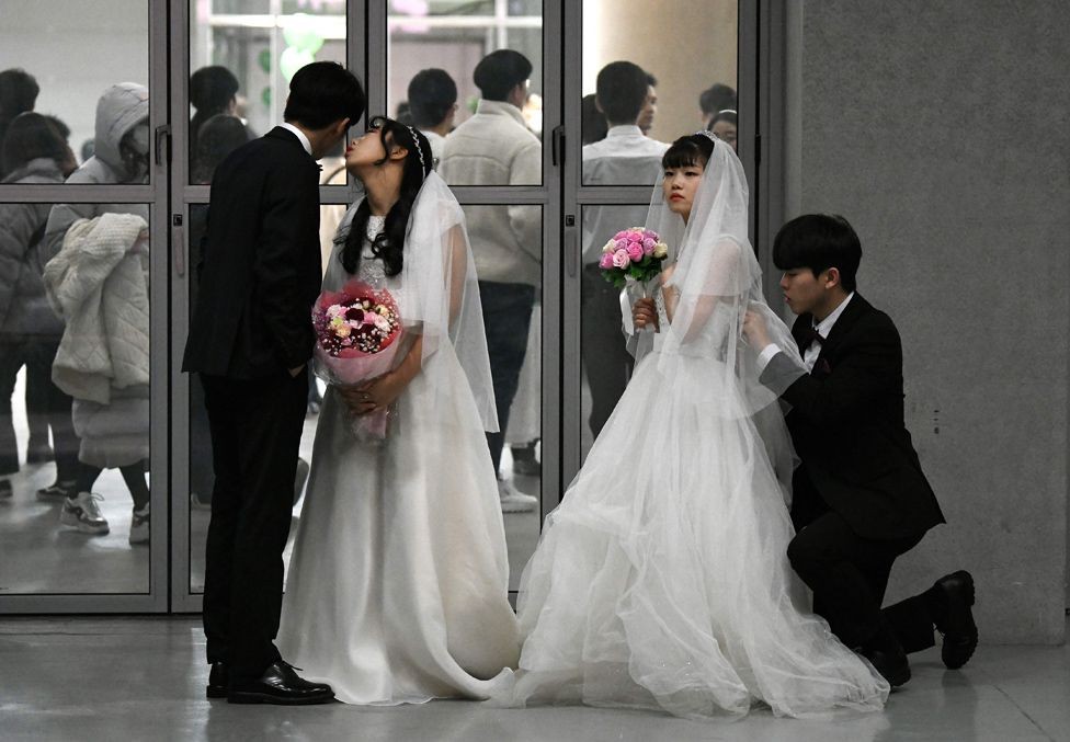 بالفيديو والصور: رغم مخاوف فيروس "كورونا".. حفل زفاف "جماعي" في كوريا الجنوبية