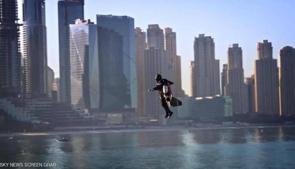 بالفيديو والصور: أول تجربة لـ"طيار بشري" ذاتي في دبي