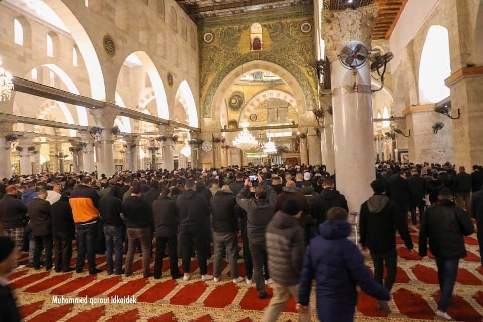 حشود غفيرة تؤدي صلاة الفجر في مساجد فلسطين