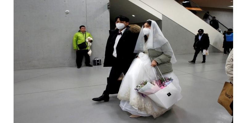 بالفيديو والصور: رغم مخاوف فيروس "كورونا".. حفل زفاف "جماعي" في كوريا الجنوبية