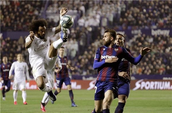 ريال مدريد يهدي الصدارة لبرشلونة بالخسارة أمام ليفانتي